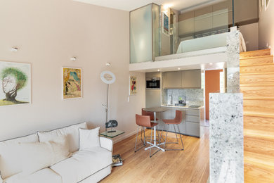 Réalisation d'un petit salon beige et blanc design ouvert avec un mur beige, parquet clair et un téléviseur indépendant.