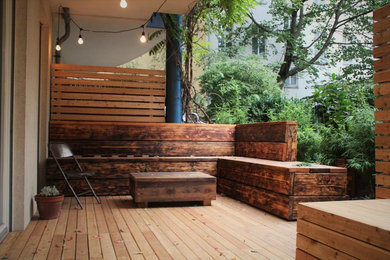 Photo of a contemporary deck in Berlin with a roof extension.