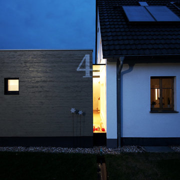 Nachtaufnahme Anbau mit Glasfuge