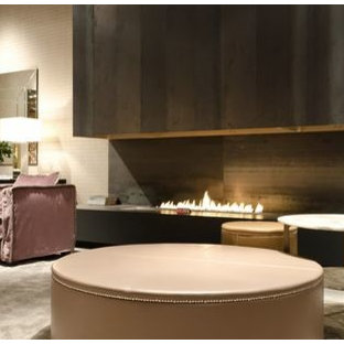 Esempio di un grande home theatre minimalista aperto con pareti grigie, pavimento in marmo e TV a parete