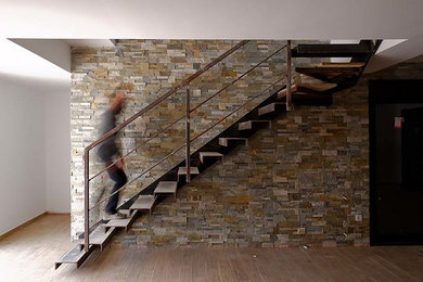Cette photo montre un escalier sans contremarche tendance en L de taille moyenne avec des marches en métal.