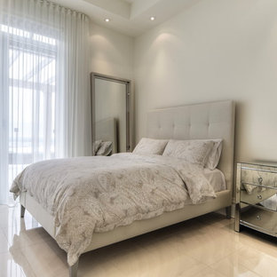 Mittelgroßes Modernes Gästezimmer mit weißer Wandfarbe, Marmorboden, Hängekamin, verputzter Kaminumrandung und weißem Boden in Montreal