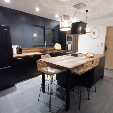 Villemur-sur-Tarn - Une cuisine noire & bois ouverte sur le séjour