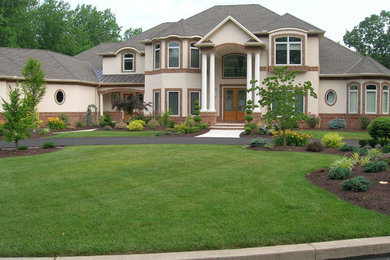 Inspiration for a large traditional full sun front yard mulch driveway in Austin.