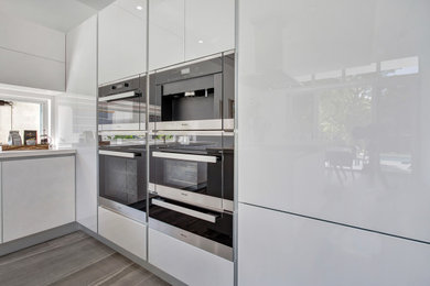 Kitchen - kitchen idea in Miami