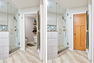 Mittelgroßes Modernes Badezimmer En Suite mit Kassettenfronten, grünen Schränken, Quarzit-Waschtisch, weißer Waschtischplatte, Doppelwaschbecken und freistehendem Waschtisch in Minneapolis