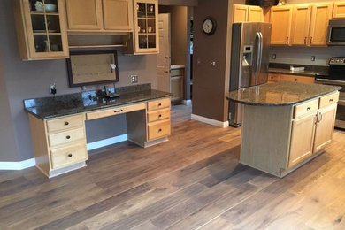 デトロイトにある高級な広いトラディショナルスタイルのおしゃれなキッチン (淡色木目調キャビネット、シルバーの調理設備) の写真