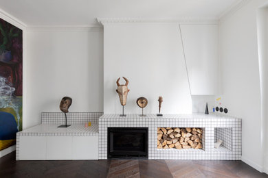 Foto de salón contemporáneo con estufa de leña y marco de chimenea de baldosas y/o azulejos