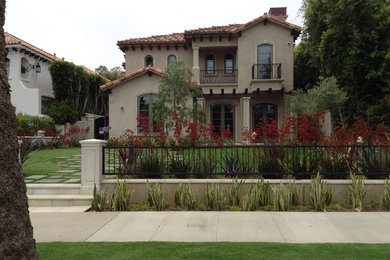 This is an example of a three-storey stucco grey exterior in Los Angeles.