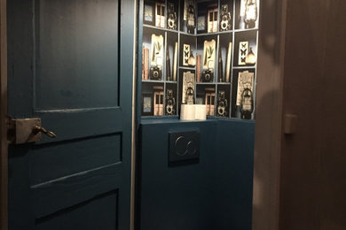 リヨンにある低価格の小さなミッドセンチュリースタイルのおしゃれなトイレ・洗面所 (壁掛け式トイレ、青い壁、リノリウムの床、グレーの床、壁紙) の写真