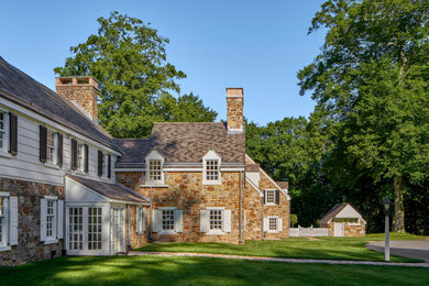Diseño de fachada de casa beige y marrón clásica de dos plantas con revestimiento de madera, tejado a dos aguas, tejado de teja de barro y tablilla