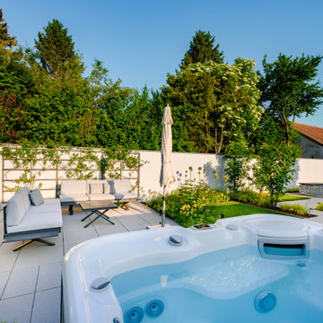 Wellnessbereich mit Whirlpool und geschützter Gartenlounge