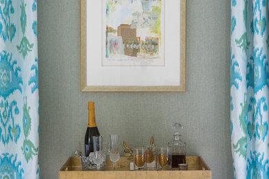 Example of a classic home bar design in New Orleans