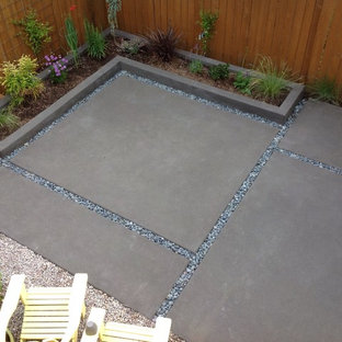 ポートランドの中サイズのモダンスタイルのおしゃれな裏庭のテラス (スタンプコンクリート舗装、日よけなし) の写真