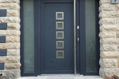 Mittelgroßer Moderner Eingang mit grauer Wandfarbe, Einzeltür und blauer Haustür in Stuttgart
