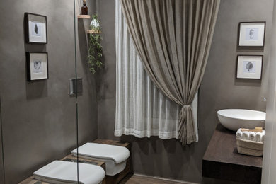 Ispirazione per una grande stanza da bagno con doccia design con ante lisce, ante bianche, doccia a filo pavimento, WC sospeso, pareti marroni, parquet scuro, lavabo a bacinella, top in legno, pavimento marrone, doccia aperta, top marrone, nicchia, un lavabo, mobile bagno sospeso e soffitto ribassato