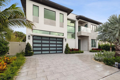 Inspiration for a modern home design remodel in Miami