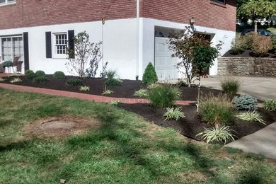 Inspiration for a traditional landscaping in Cincinnati.
