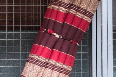 Thai Rollmatte in roter Stofffarbe mit Kapok-Füllung, B x T: 185 x 107 cm