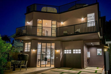 Inspiration for a modern exterior home remodel in Los Angeles