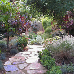 Mittelgroßer, Halbschattiger Stilmix Garten neben dem Haus mit Gartenweg und Natursteinplatten in Los Angeles