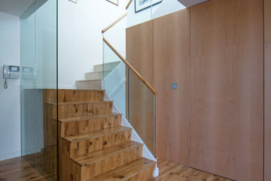 ダブリンにある低価格の広いモダンスタイルのおしゃれな階段の写真