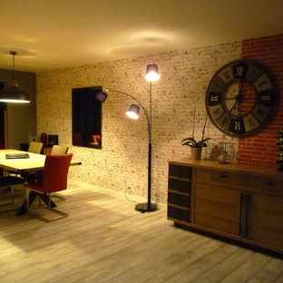 ブレストの巨大なインダストリアルスタイルのLDKの画像 (グレーの壁、クッションフロア、暖炉なし、白い床)