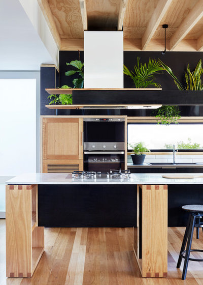 Architektur: Moderner Anbau für ein Holzhaus aus den Zwanzigern