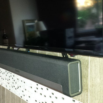 Sonos PLAYBAR surround sound and no wires showing