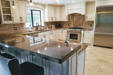 Kitchen - transitional kitchen idea in Phoenix