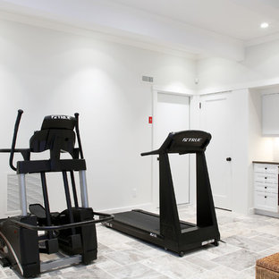 マンチェスターの大きいトラディショナルスタイルのおしゃれなトレーニングルーム (白い壁、トラバーチンの床、グレーの床) の写真