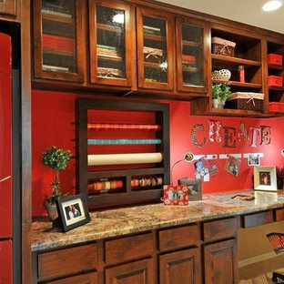 Modelo de lavadero clásico con puertas de armario de madera en tonos medios