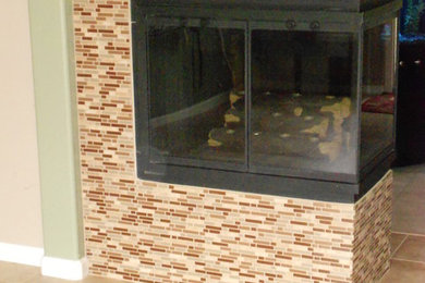サクラメントにあるトラディショナルスタイルのおしゃれなリビング (緑の壁、磁器タイルの床、両方向型暖炉、タイルの暖炉まわり) の写真