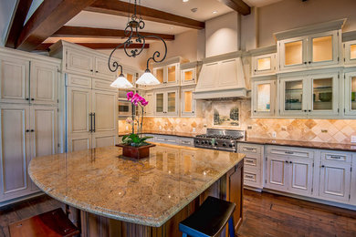 Example of a kitchen design in Los Angeles