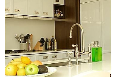 Geschlossene, Mittelgroße Stilmix Küche mit profilierten Schrankfronten, weißen Schränken und Kücheninsel in New York