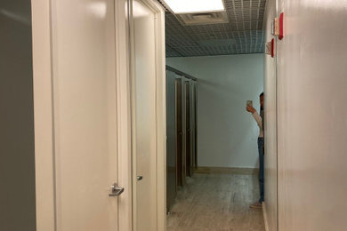 Example of a minimalist hallway design in New York