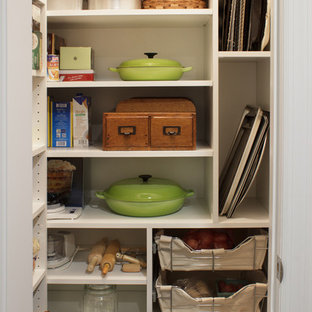 Exemple d'une petite arrière-cuisine tendance en L avec un placard sans porte, des portes de placard blanches, un sol en carrelage de céramique et un sol gris.
