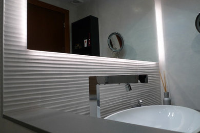 Imagen de cuarto de baño principal moderno de tamaño medio con sanitario de dos piezas, baldosas y/o azulejos blancos, paredes blancas, lavabo sobreencimera y encimera de cuarzo compacto