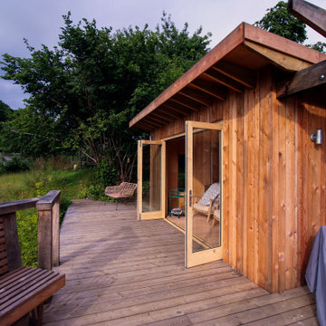 Woodland Retreat: A Multifunctional Cabin Home Office