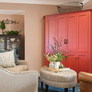 Idee per un piccolo soggiorno country aperto con pareti marroni, pavimento in travertino e porta TV ad angolo