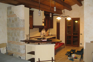 Idéer för att renovera ett mellanstort lantligt kök, med en nedsänkt diskho, släta luckor, skåp i mellenmörkt trä, kaklad bänkskiva, vitt stänkskydd, stänkskydd i stenkakel, färgglada vitvaror, klinkergolv i porslin, en halv köksö och beiget golv