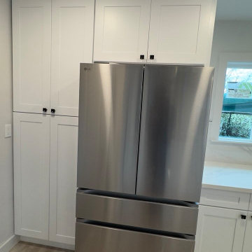 Contemporary White Kitchen with Peninsula Cooktop