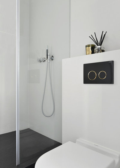 Contemporary Bathroom by hoo Interior Design & Styling