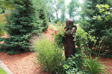 Inspiration for a traditional landscaping in Minneapolis.