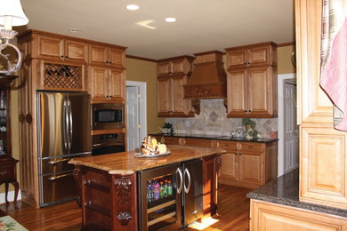 Kitchen - traditional kitchen idea in Atlanta