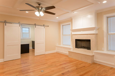 Home design - farmhouse home design idea in New York