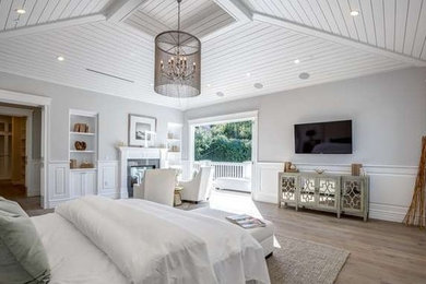 Example of a minimalist bedroom design in Los Angeles
