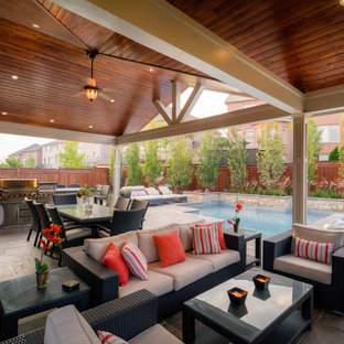 トロントのトランジショナルスタイルのおしゃれなテラス・中庭 (ガゼボ・カバナ、アウトドアキッチン) の写真