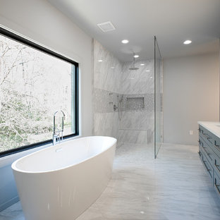 Badezimmer mit Wandtoilette mit Spülkasten Ideen, Design & Bilder