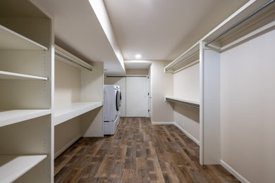Example of a transitional home design design in Wichita